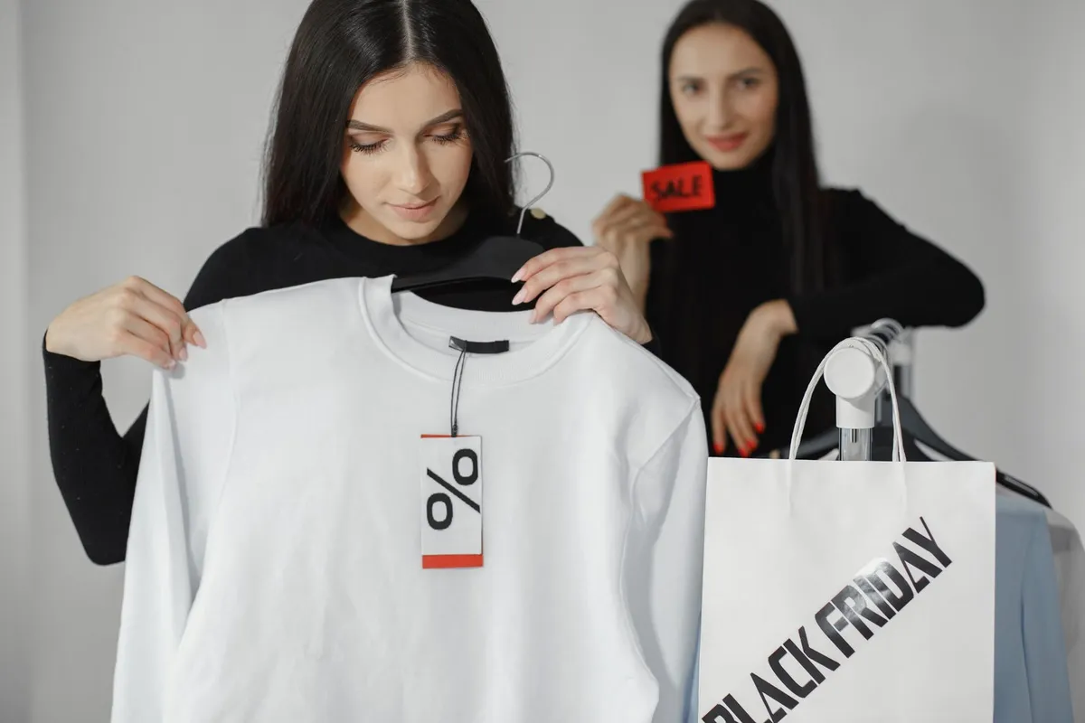 Une sélection de vêtements et accessoires en promotion sur une page de vente en ligne, ambiance moderne.